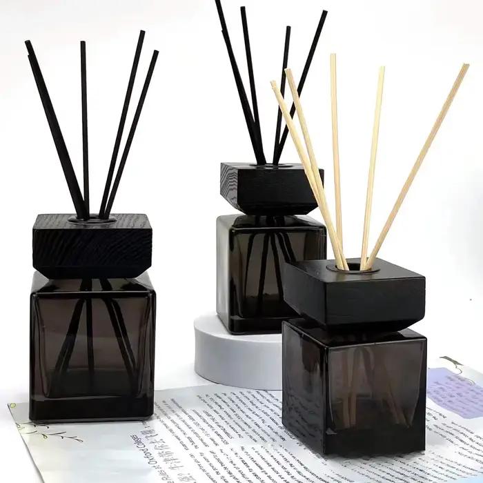 Bouteille de parfum en verre carré transparent noir, sans feu, rotin, fleur sèche séparée, huile ess