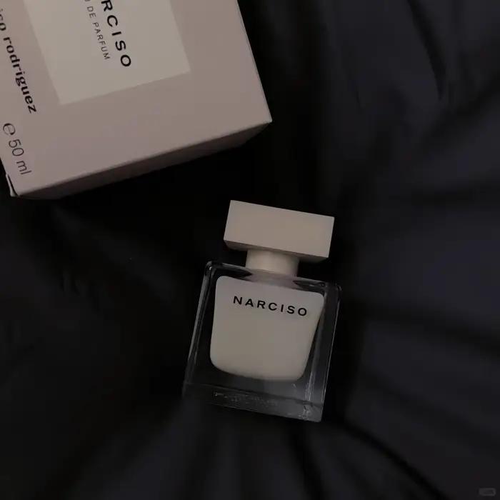 Parfum pour femme Narciso Rouge – Notes florales, musquées et fruitées. Vibrançante et confiante, naturellement élégante avec un charme irrésistible