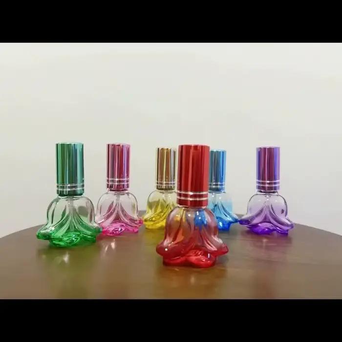 Flacon de parfum vide en verre coloré en forme de rose